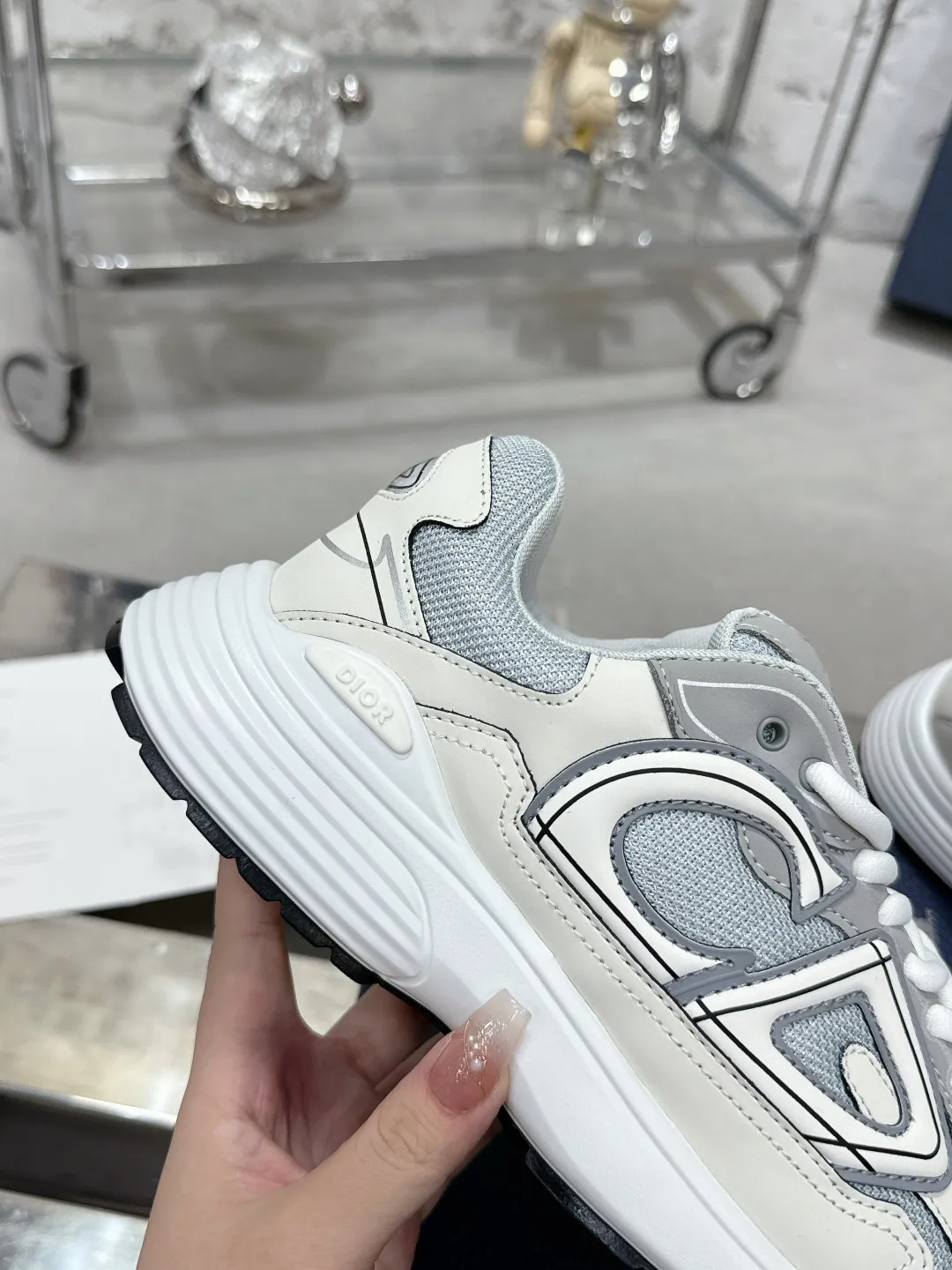 Men's men's shoes 💰600❤️❤️❤️High version Dior Dior's latest color matching B30 series reflective dad sneakers original 17380💰 purchased for development and production Brand new B30 sneakers Dad Shoes style shoes that follow the trend of the retro market The Dior logo on the tongue also indicates that this pair of shoes is the B30 model! B30 uses fine-textured leather and mesh cloth materials to form a shoe body. There are conspicuous letters CD on both sides of the shoe body to indicate identity. Many lines on the shoe body outline details to make the shoes look less monotonous and full of retro flavor. The delivery counter is exquisitely packaged🛍📦 ▪️Fabric: Original customized technical fabric + mesh ▪️Inner lining: Customized breathable lining ▪️Outsole: Original molded IP foam + TPU outsole ▪️Sole thickness: 3.5CM ▪️Size: Women’s size 35-40 / Men’s size 39-46